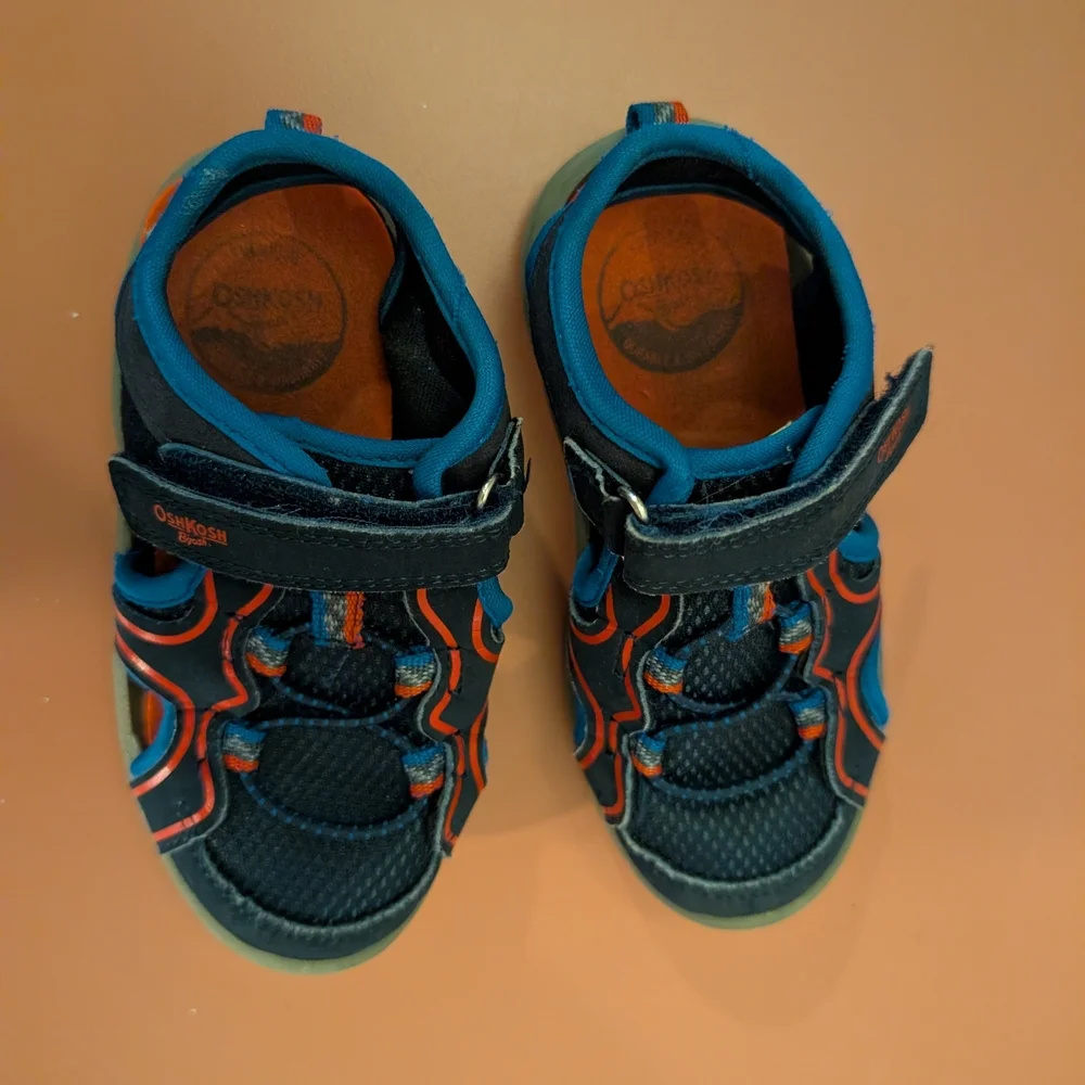 OshKosh B'Gosh Tempu Blue & Red Toddler Boy Sandals in Size 8M
